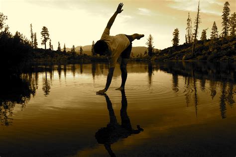 ¡El Hombre del Agua: Una Historia Mística sobre la Naturaleza Humana y la Conexión con el Mundo Natural!